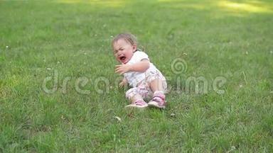 孩子们在绿草如茵的背景下哭泣，小女孩花时间在温暖的夏日户外